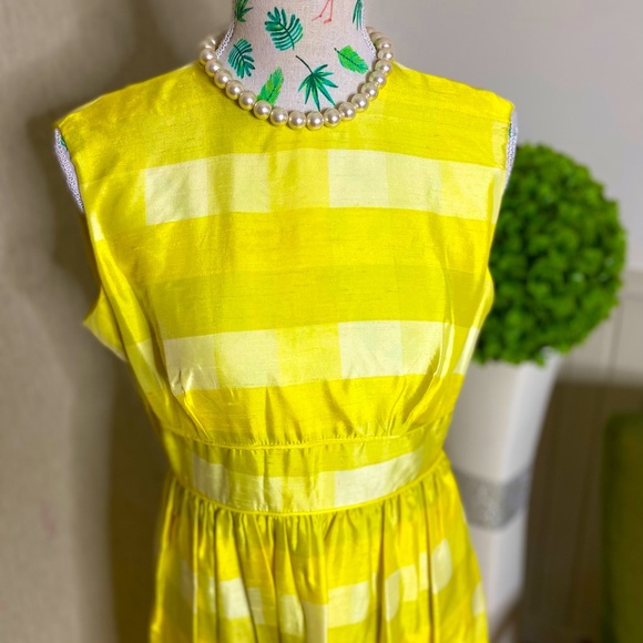 Stunning silk dress, best fit a size 8 to 10. - Picture 2 of 9